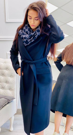 Długi, elegancki czarny płaszcz PRESTIGE la Femme, wiązany w pasie.