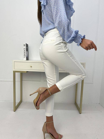 Białe materiałowe spodnie damskie z paskiem WHITE FREZJA