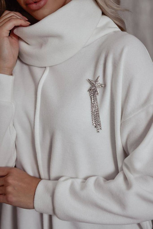 Biały luźny sweter damski z golfem STAR