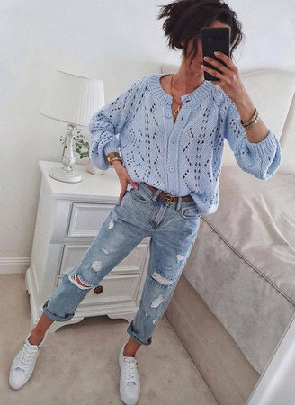 Niebieski, ażurowy, sweter BLUE la FEMME PREMIUM, zapinany na guziki.