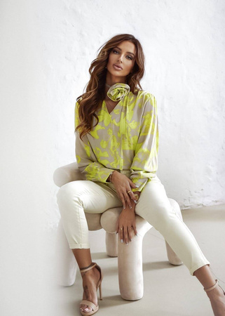 Beżowo-limonkowa bluzka damska z ozdobna różą PORTO