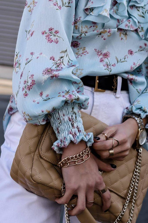 Niebieska bluzka damska w kwiaty z ozdobną falbaną i wiązaniem na plecach MOOBIE