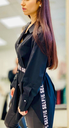 Długa, czarna koszula z napisami i ozdobnym paskiem, black