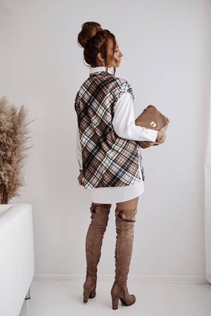 Biała koszula oversize z kamizelką w kratkę