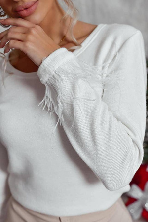 Biały sweter damski ozdobiony piórkami na rekawie XANA FLY