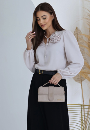 Beżowa gładka bluzka damska ze ściągaczem przy rękawie i ozdobna różą STELLA