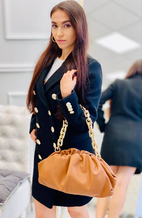 Krótki, elegancki czarny dwurzędowy płaszcz PRESTIGE la Femme, zapinany na złote guziki.