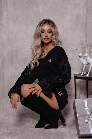 Czarny sweter damski z koronkowym rekawem XANA BLACK.