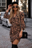 Beżowo-czarna sukienka damska wiązana w talii z marszczeniem u dołu i dekoltem V LEOPARD VIBE