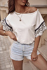 Biały T-shirt damski z ozdobnym rękawem BOHO STYLE