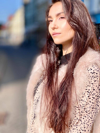 Długa, beżowa naturalna kamizelka AFTER SUNSET, zapinana z pikowana podszewką