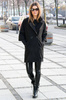 Czarny oversiezowy płaszcz damski ze ściągaczem przy rękawach i kołnierzem BELLA DAME