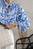 Biało-niebieska bluzka damska w kwiecisty print w stylu hiszpanki  SIMPLY FLOWER 