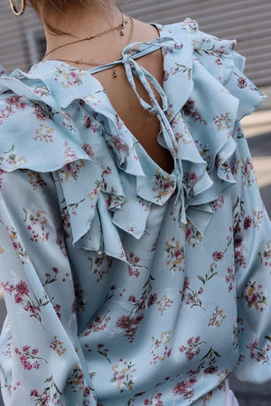 Niebieska bluzka damska w kwiaty z ozdobną falbaną i wiązaniem na plecach MOOBIE