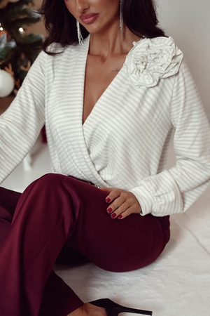 Srebrna  lekko połyskująca  bluzka damska  z ozdobną różą ROSES