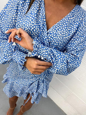 Niebiesko-biała sukienka damska z falbaną w dolnej części i dekoltem V BLUE MEADOW