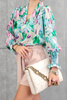 Kolorowa bluzka damska w kwiecisty print z falbaną i ściągaczem przy rękawie ANA.