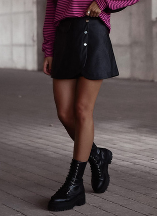 Czarne szorty damskie spódnico-spodenki z eko skóry  GOYA