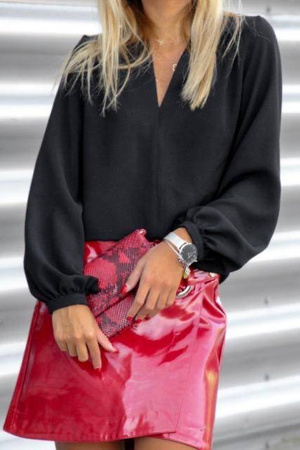 Czarna lużna bluzka z długim rękawem SIMPLE II, dekolt V, rękaw wykończony - zapinany na guzik.