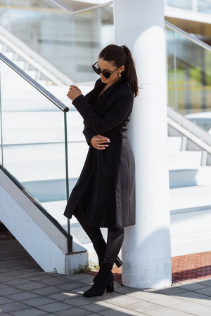 Czarny długi wełniany płaszcz damski wiązany w talii NEW YORK