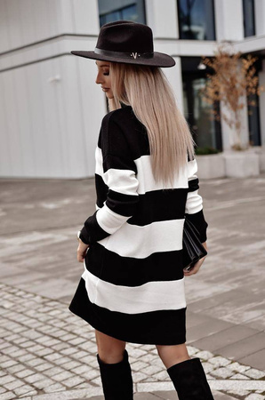 Biało-czarna sweterkowa sukienka damska z golfem w paski XANA JELLY