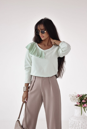 Seledynowa  bluzka damska z ozdobna falbana  CLARINS