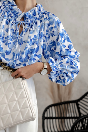Biało-niebieska bluzka damska w kwiecisty print w stylu hiszpanki SIMPLY FLOWER
