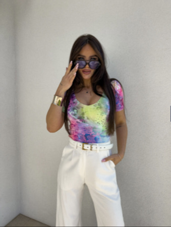 Kolorowa dopasowana bluzka damska w kwiecisty print UNIQUE