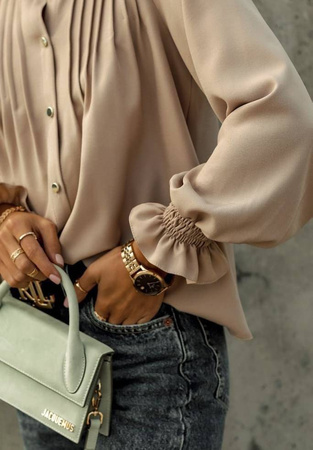 Beżowa koszula damska z zaszewkami i marszczeniem przy rękawie SIMPLY ELEGANCE.