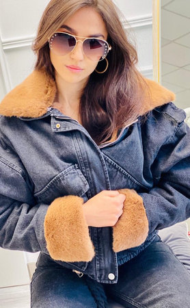 Jenasowa, czarna kurtka z camelowym futerkiem przy kołnierzu i rękawach, MAY