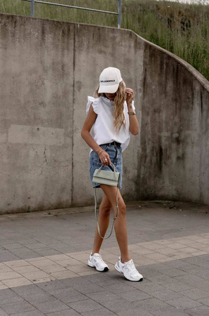 Biała bluzka damska z falbaną pod szyją i na ramionach GLORIA