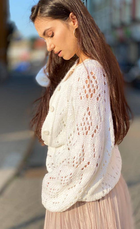 Biały, ażurowy, sweter WHITE la FEMME PREMIUM, zapinany na guziki.