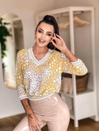 Żółta bluzka w kolorowe wzory z rękawem 3/4