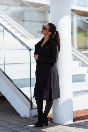 Czarny długi wełniany płaszcz damski wiązany w talii NEW YORK