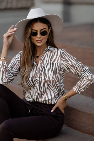 Biało-brązowa koszula damska w zwierzecy print z kieszenią i złotymi guzikami MARIA