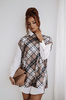 Biała koszula oversize z kamizelką w kratkę