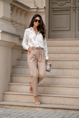 Biała koszula damska w beżowe wzory z kieszenią i złotymi guzikami MARIA