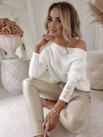 Biały sweter damski o luźnym kroju z guzikami przy rękawach BY ME ELEGANCE