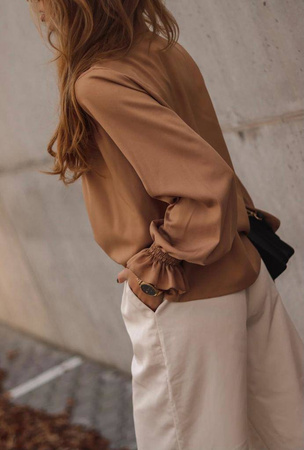 Camelowa bluzka zapinana na guzik z falbaną przy rękawach, camel