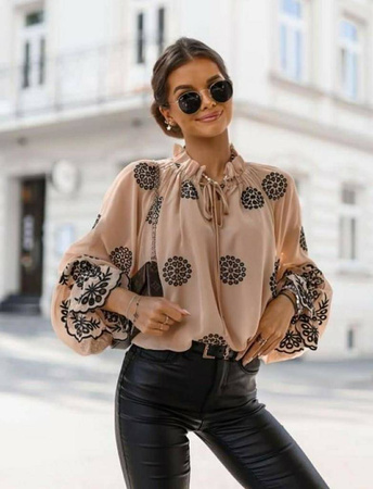 Beżowa luźna bluzka damska mgiełka w czarne haftowane wzory COCOMORE TRENDY