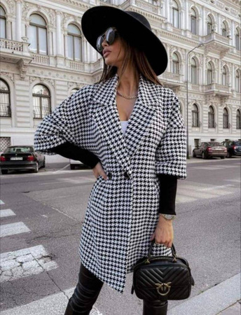 Biało-czarny oversiezowy płaszcz damski w pepitkę ze ściągaczem przy rękawach i kołnierzem RAMONA