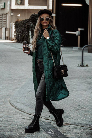 Butelkowozielona długa pikowana kurtka damska z wiązaniem w talii BERLIN.