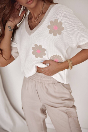 Biało-beżowy sweter damskie ozdobnym kwiatkiem SILVIA
