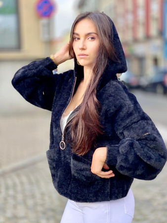 Czarna kurtka ALPAKA YOHANIX, zapinana na zamek z kapturem.