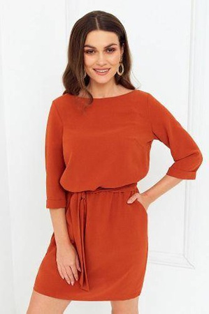 Ceglana klasyczna sukienka damska z ozdobnym złotym łańcuszkiem na plecach i wiązaniem w pasie STAY CLASSY