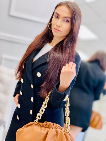 Krótki, elegancki czarny dwurzędowy płaszcz PRESTIGE la Femme, zapinany na złote guziki.