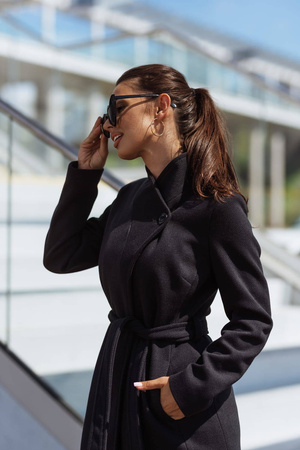 Czarny długi wełniany płaszcz damski wiązany w talii NEW YORK