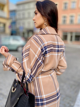 Długi, elegancki płaszcz, kolor CAMEL w biało granatową kratę, wiązany w pasie.