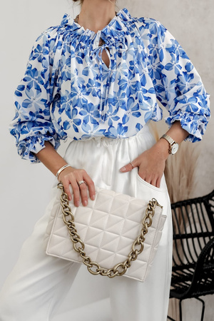 Biało-niebieska bluzka damska w kwiecisty print w stylu hiszpanki SIMPLY FLOWER