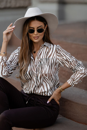 Biało-brązowa  koszula damska w zwierzecy print  z kieszenią i złotymi guzikami MARIA